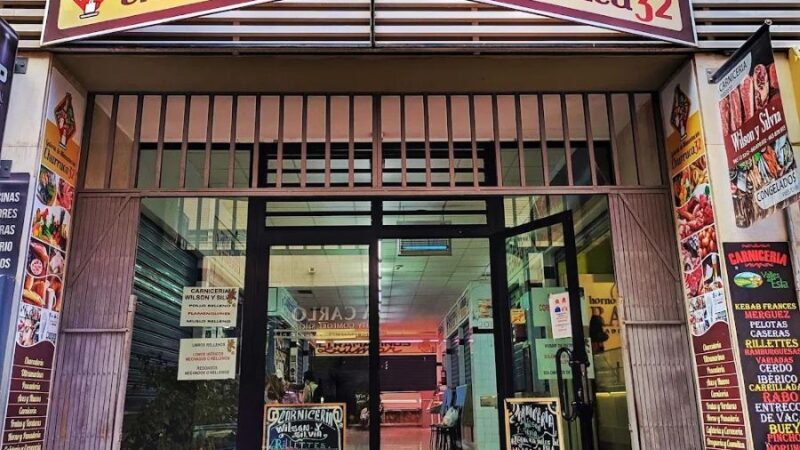 Entrance to Galería de Alimentación Churruca 32, home of the Calle Churruca Alicante restaurants