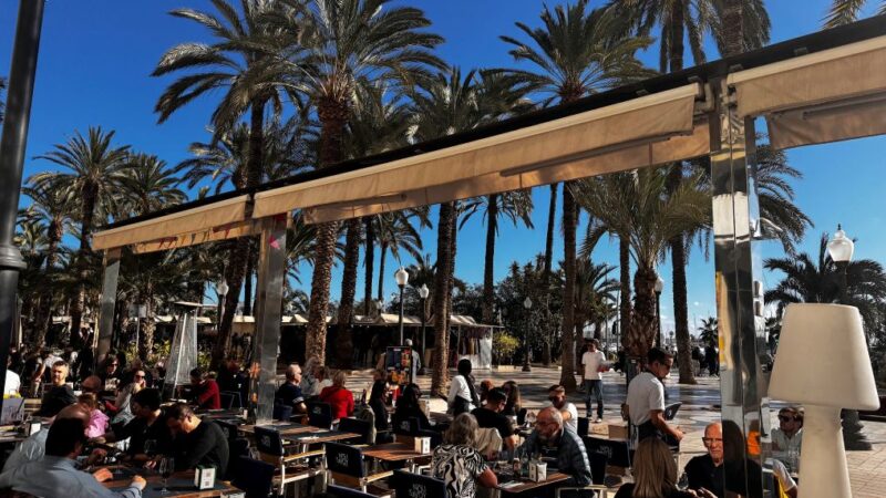 Living in Alicante Spain – people enjoying an lunch at the Explanada promenade