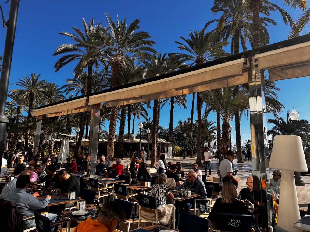 Living in Alicante Spain – people enjoying an lunch at the Explanada promenade