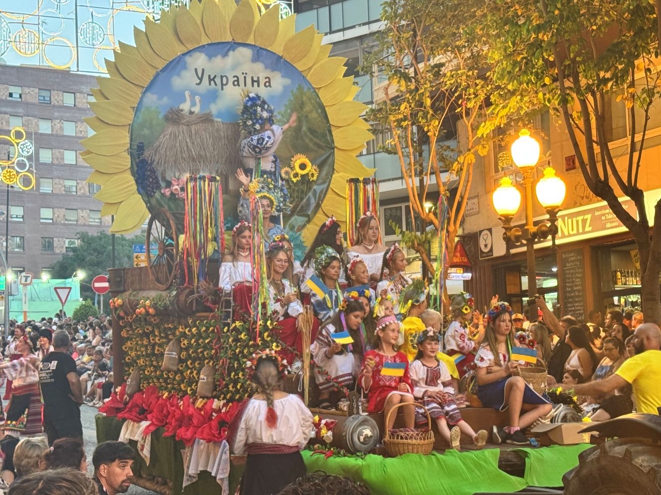 You are currently viewing Whats on in Alicante this week 19-26 June 2026: Hogueras, mascletàs, parades, fireworks and the Palmera