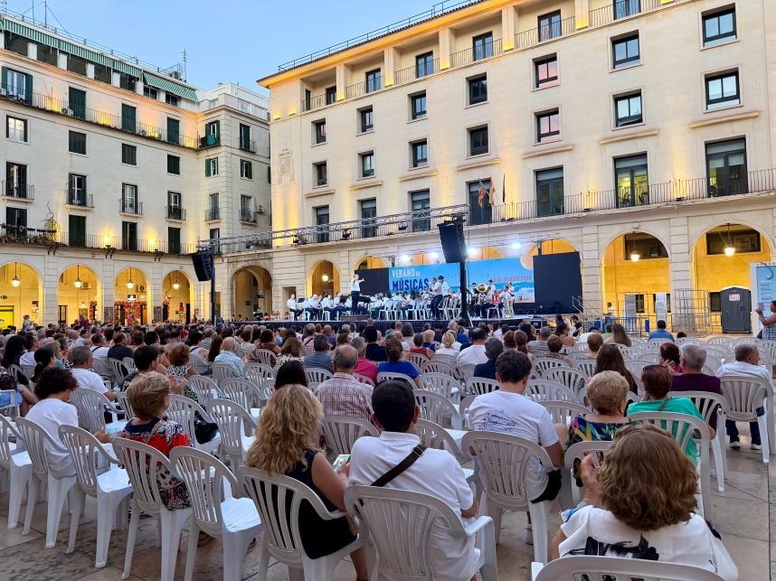 what's on this week in Alicante - Live Summer music in the main square